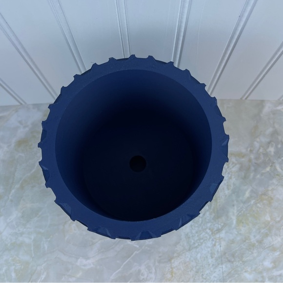 Modern Indoor Flower Pot, The Armos Planter Pot with Drainage Tray & Stand - Picture 3 of 9